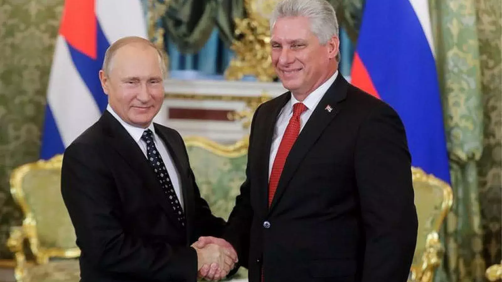 El presidente de Rusia Vladimir Putin (izq) y el gobernante cubano Miguel Díaz-Canel (d)