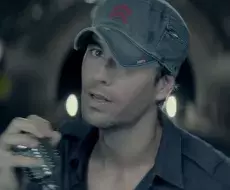 Enrique Iglesias revela los secretos mejor guardados detrás del videoclip de “Bailando”
