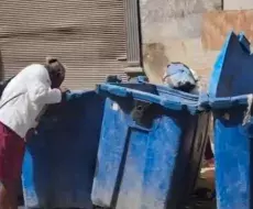 Una mujer rebusca en la basura para sobrevivir en Cuba